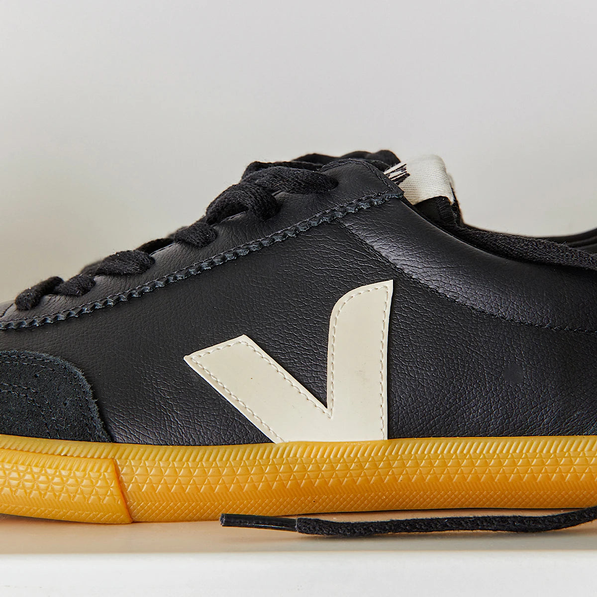VEJA VOLLEY LEATHER BLACK PIERRE